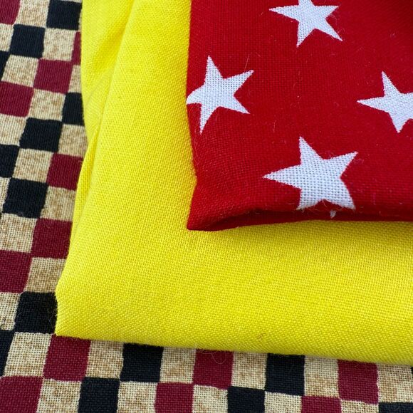 Lot of 5 Pieces of Cotton Fabrics New Mixed Sizes Yellow Musical Notes Red Stars - Picture 6 of 7